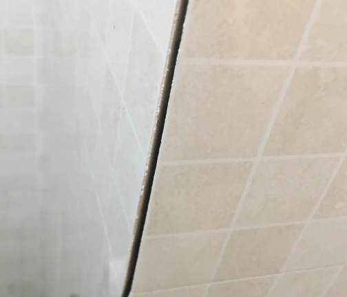 吴兴瓷砖空鼓维修公司分享阳台瓷砖脱落的修复过程可以分为以下几个步骤