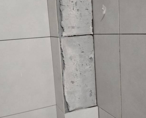 吴兴瓷砖空鼓维修公司分享下瓷砖施工前基层浇水润湿程度不足，可能导致以下问题